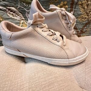 Universal Thread size 8 neutral sneaker